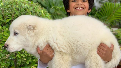 El cachorro en brazos de Mohammed bin Ahmed Jaber Al Harbi, hijo de un amigo del jeque Hamdan.