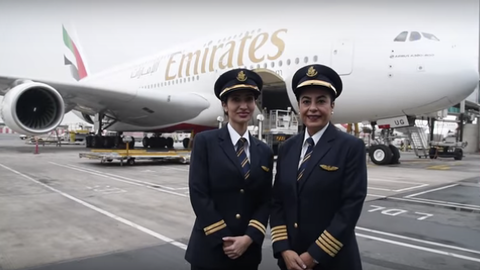 Imagen de las dos pilotos junto al A380 de Emirates.
