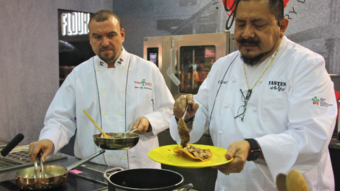 El chef Ernesto Cab Vera durante su demostración en 'Tastes of the world'. (ELCORREO)