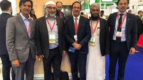 En el centro de la imagen el embajador de Chile en EAU, Jorge Daccarett en la Gulfood de Dubai 2019.