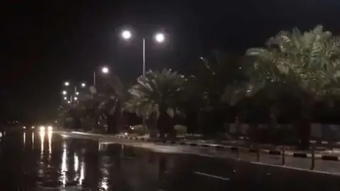 Lluvia en una carretera de Emiratos en las primeras horas de este sábado. (NMC)