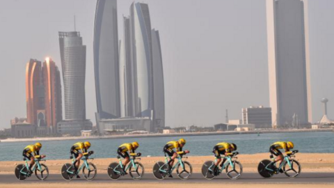 El equipo Jumbo en la primera etapa del Tour de Emiratos.
