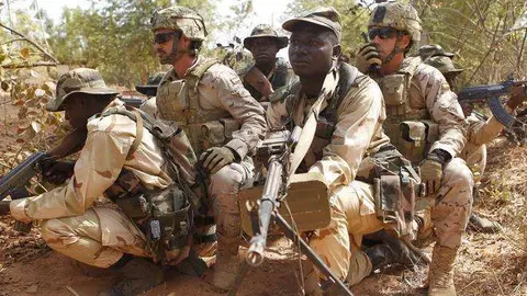 Militares españoles y malienses en un entrenamiento en la base de Koulikoro. ( IÑAKI GÓMEZ / MDE)