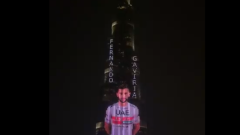 Momento en el que el Burj Khalifa presenta al ciclista colombiano Fernando Gaviria.
