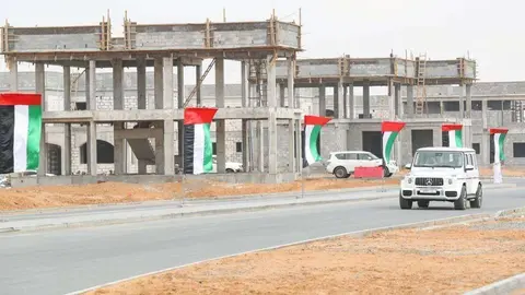 El gobernante de Dubai recorrió en su coche el proyecto de viviendas a emiratíes.