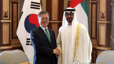 El presidente surcoreano Moon Jae-in y el príncipe heredero de Abu Dhabi en marzo de 2018.