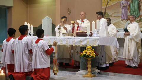 El obispo Paul Hinder presidió la misa del aniversario. (Marta del Olmo)