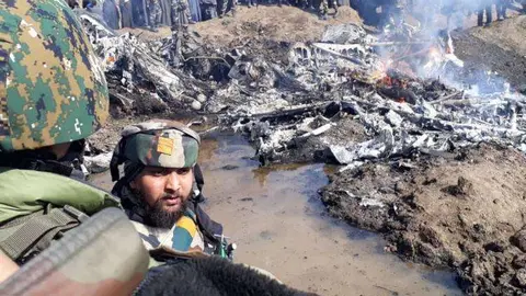 Zona bombardeada en la frontera entre India y Pakistán.