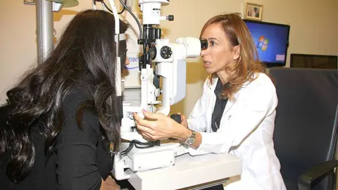 2- La doctora española Sonia Amorós -a la derecha- se encuentra al frente de la nueva clínica Spanish Eye Clinic. (EL CORREO) 