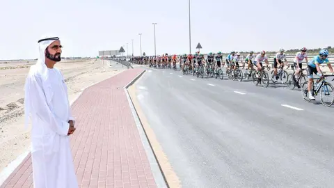 El gobernante de Dubai asiste a la cuarta etapa del Tour de Emiratos.