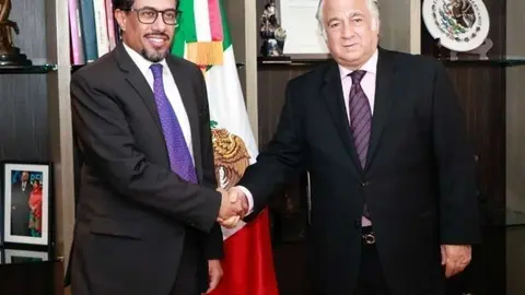 Ahmed Hatem Al Menhali, embajador de los EAU en México, a la izquierda de la imagen y Miguel Torruco Marqués, secretario de Turismo de México.