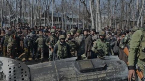 Lugar donde cayó el avión de combate indio.