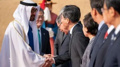 El presidente de Corea del Sur, Moon Jae-in estrecha la mano del jeque Mohamed bin Zayed Al Nahyan.