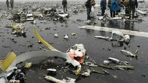 Los restos del avión de FlyDubai en el lugar del siniestro.