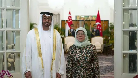 El príncipe heredero de Abu Dhabi junto a la presidenta de Singapur.