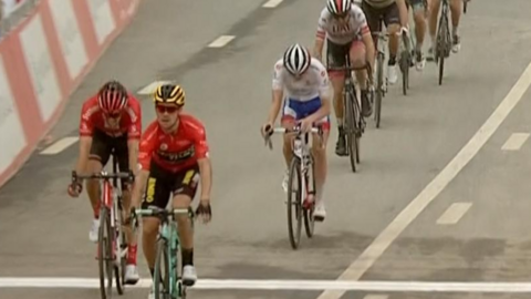 Rogliz entra en meta, en quinto lugar Valverde.