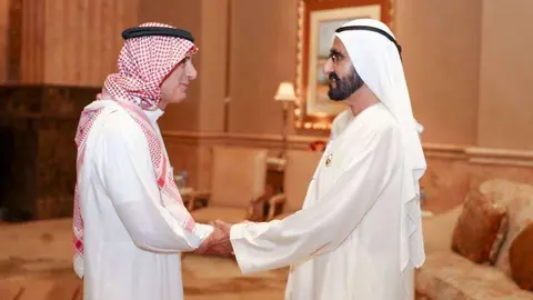 El gobernante de Dubai saluda al ministro de Exteriores de Arabia Saudita.