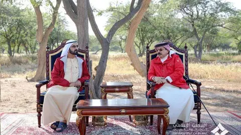 Dubai Media Office difundió esta imagen del gobernante de Dubai junto al rey de Bahréin.