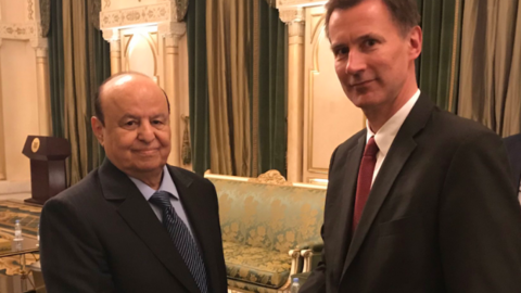 El presidente de Yemen a la izquierda de la imagen saluda al ministro de Exteriores británico en Riad.