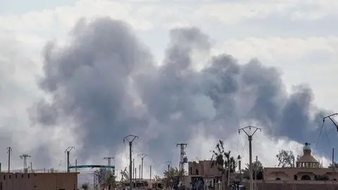 El humo de los bombardeos en Baghouz, la última zona del grupo Daesh en la provincia oriental oriental de Deir Ezzor, el 2 de marzo de 2019. (AFP)