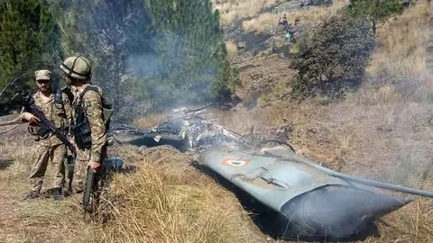 Soldados paquistaníes ante los restos de un avión indio.