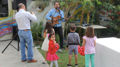 El músico chileno Sergio Catalán amenizó la barbacoa organizada después de la presentación del libro. (ELCORREO)