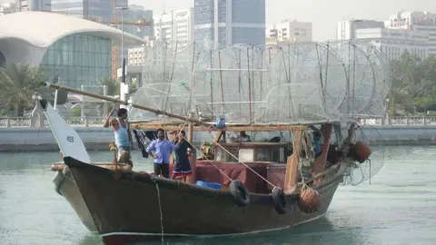 Un barco de pesca tradicional con las redes ahora prohibidas en Abu Dhabi.