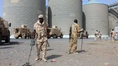 En la imagen de AFP, soldados buscan artefactos explosivos en Hodeidah.