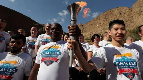 En la imagen de The National, la antorcha olímpica en Fujairah.