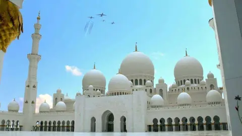 Los aviones, sobre la Gran Mezquita Zayed de Abu Dhabi. (@DXBMediaOffice)