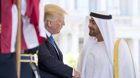 Cordial saludo entre el presidente de Estados Unidos y el príncipe heredero de Abu Dhabi, durante la última visita de Trump a Emiratos. (Wam)