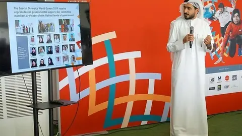 Miembro del Comité Organizador se dirige a los asistentes al acto. (Marta del Olmo / EL CORREO)