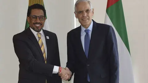 Ahmed Hatem Al Minhali y Juli&aacute;n Ventura. (WAM)