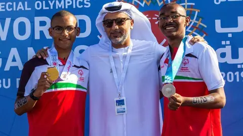 Micah y Jonah Hambleton muestran sus medallas. (WAM)