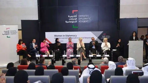 Mesa redonda sobre la mujer organizada por la Academia Diplomática de Emiratos. (WAM)