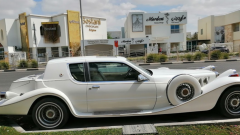 Un modelo de vehículo antiguo en la zona de Jumeirah en Dubai. (EL CORREO)