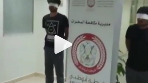 La Policía de Abu Dhabi distribuyó un vídeo de los narcotraficantes arrestados.