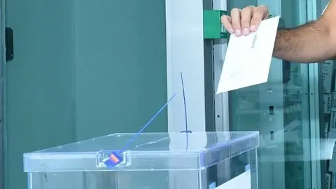 Español introduce su voto en una urna situada en el Embajada de España en Abu Dhabi en 2016. (Manaf K. Abbas)