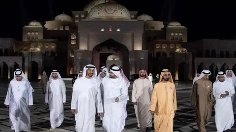 Los líderes de EAU ante la entrada al Palacio Presidencial.