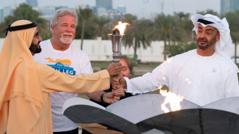 Los gobernantes de EAU con la Llama Olímpica.