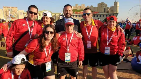 Deportistas de la delegación española junto a Santiago Jiménez en el Global Village de Dubai. (Cedida)