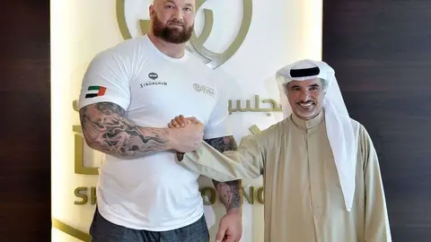 El representante de Dubai Sports Council junto al atleta de fuerza profesional Björnsson.
