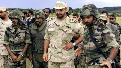 El jeque Mohammed bin Zayed junto a oficiales de EAU en una sesión de entrenamiento en Canjuers, en el sur de Francia, antes de ir a Kosovo para unirse a las fuerzas dirigidas por la OTAN en 1999. (AFP)