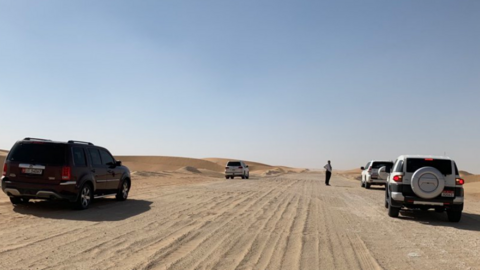 Equipos de búsqueda del meteorito en el desierto de Abu Dhabi.