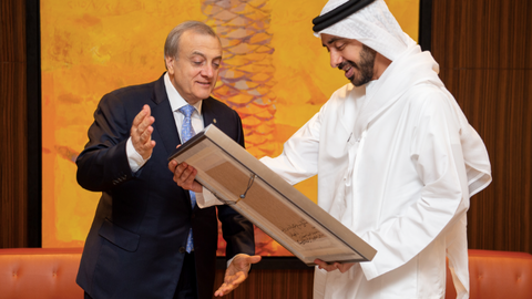 El embajador Nelson Chabén intercambia regalos con el ministro de Asuntos Exteriores emiratí, Abdullah bin Zayed. (Cedida)