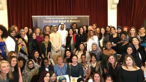 Foto grupal de todas las artistas presentes junto al Jeque Butti Suhail Al Maktoum.