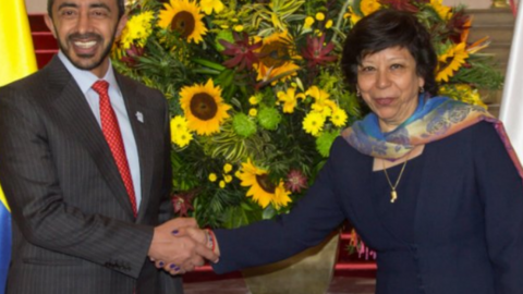 El ministro de Exteriores de EAU y la viceministra de Exteriores colombiana tras la firma del acuerdo.