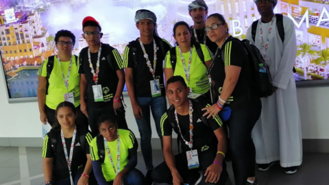 Nadadores panameños de Olimpiadas Especiales en Dubai Mall. (EL CORREO)