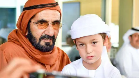 El gobernante de Dubai junto a su hijo menor, el jeque Zayed.
