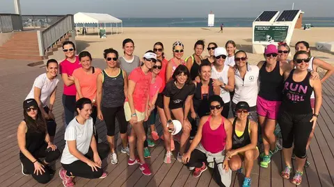 Asistentes a la primera de quedada de 'Mujeres que corren' en Dubai. (Cedida)